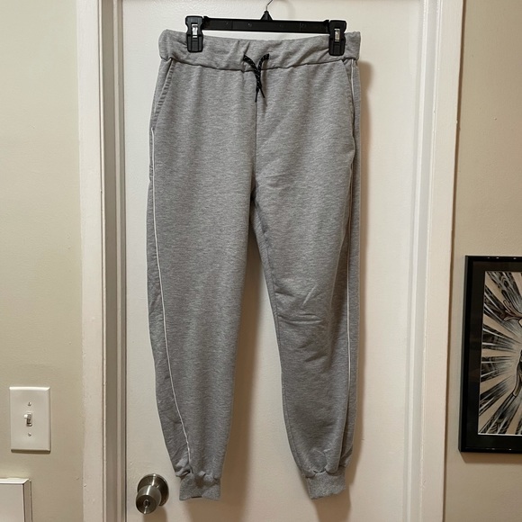 Boohoo Pants - BooHoo Gray Sweats with White Side Piping